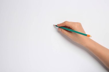 Beyaz arka planda yeni grafit kalemi olan kadın, yakın plan. Metin için boşluk