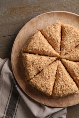 Nefis kesilmiş Napolyon pastası, masanın üstünde.