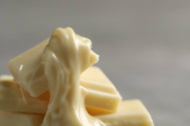 Beyaz çikolata parçaları ve lezzetli macunlar arka planda bulanık, yakın plan. Metin için boşluk