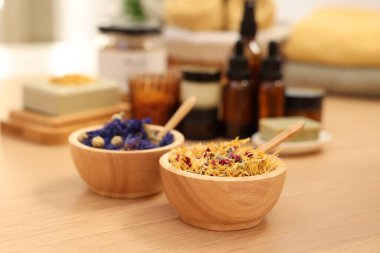 İçerideki ahşap masada kurumuş çiçekler. Spa zamanı