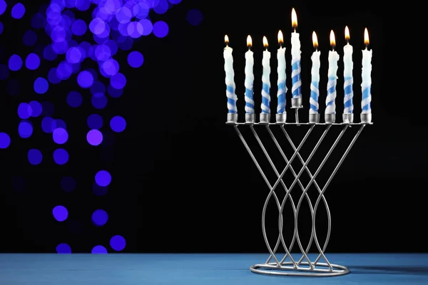 Celebração Hanukkah Menorah Com Velas Acesas Mesa Azul Contra Fundo — Fotografia de Stock