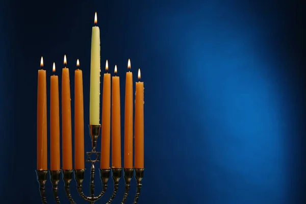 Hanukkah Firandet Menorah Med Brinnande Ljus Blå Bakgrund Utrymme För — Stockfoto