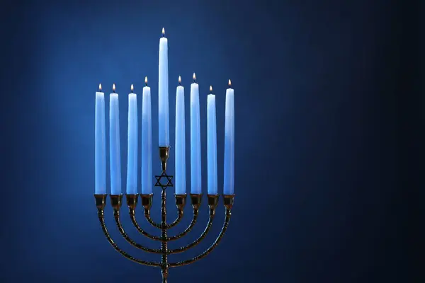 Hanukkah Firandet Menorah Med Brinnande Ljus Blå Bakgrund Utrymme För — Stockfoto