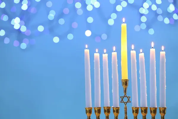 Celebração Hanukkah Menorah Com Velas Chamas Fundo Azul Claro Com — Fotografia de Stock