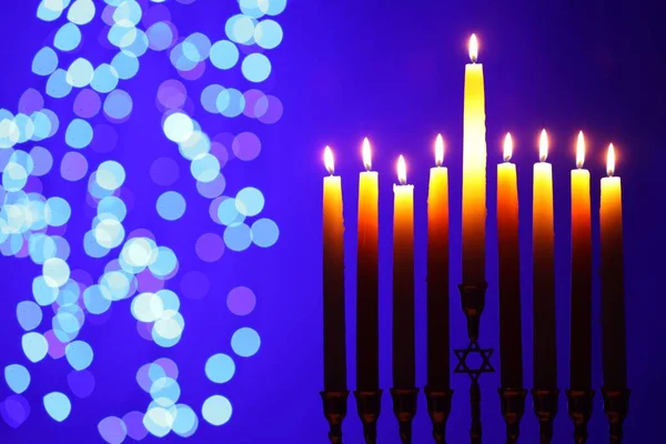 Celebração Hanukkah Menorah Com Velas Acesas Fundo Azul Com Luzes — Fotografia de Stock