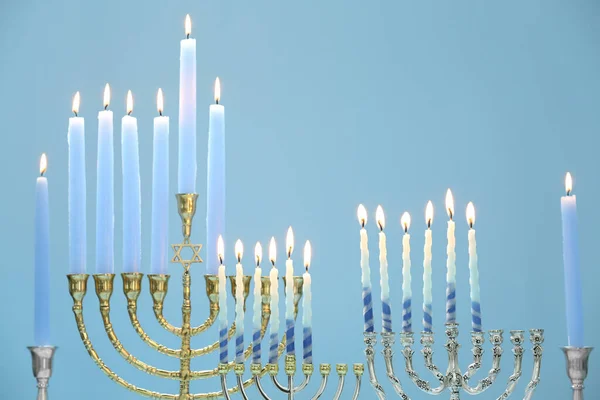 Celebración Hanukkah Menorah Con Velas Encendidas Sobre Fondo Azul Claro —  Fotos de Stock