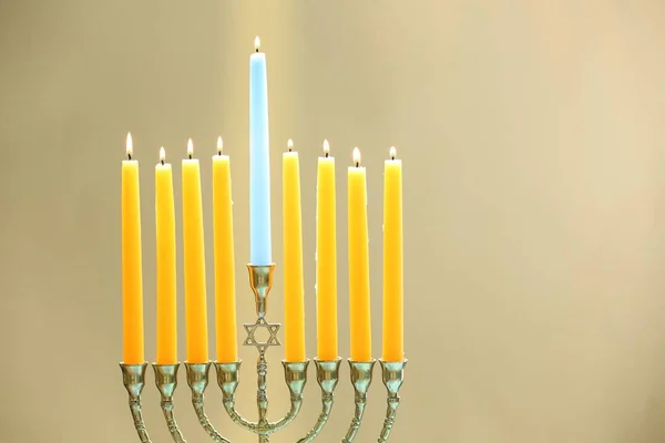 Celebración Hanukkah Menorah Con Velas Encendidas Sobre Fondo Beige Espacio —  Fotos de Stock