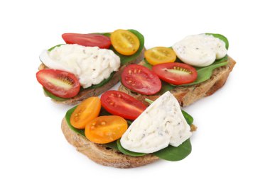 Burrata peynirli ve domatesli leziz sandviçler.