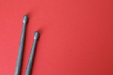 Kırmızı arka planda iki gri but, üst manzara. Metin için boşluk