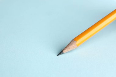 Açık mavi arka planda keskin grafit kalemle çizim, yakın plan. Metin için boşluk