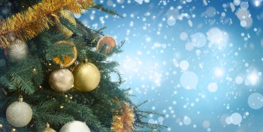 Bulanık arka planda altın şenlik toplarıyla süslenmiş Noel ağacı, bokeh etkisi. Metin için alanı olan pankart tasarımı