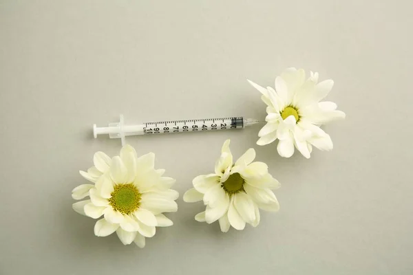 Медичний Шприц Красиві Квіти Хризантеми Сірому Фоні Плоский — стокове фото