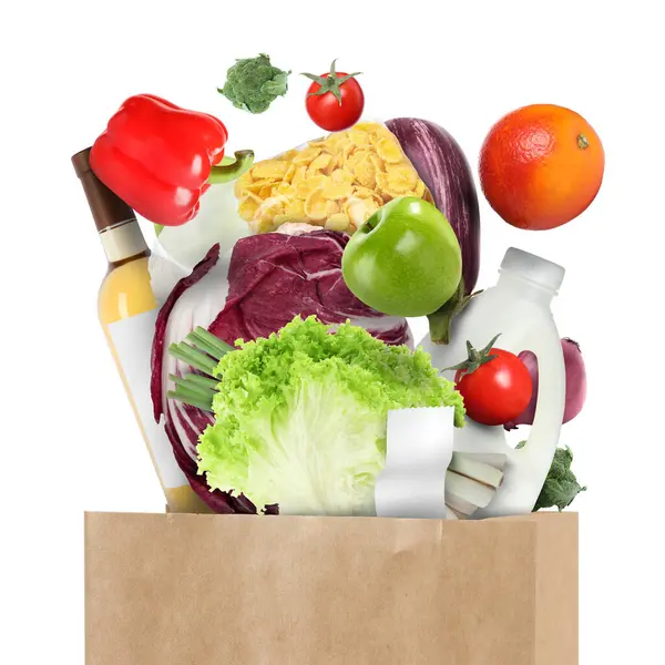 Verschillende Voedingsmiddelen Vallen Papieren Zak Witte Achtergrond — Stockfoto