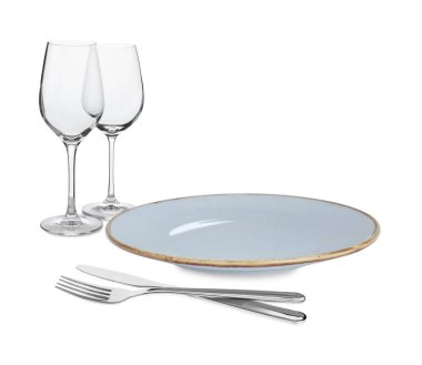 Temiz tabak, çatal bıçak takımı ve beyaz arka planda gözlük.