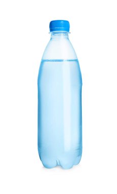 Beyaza izole edilmiş temiz su dolu bir plastik şişe.