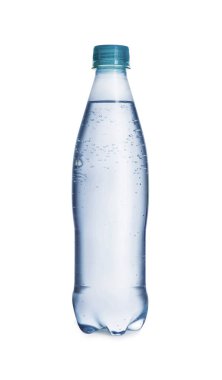 Beyaza izole edilmiş soda dolu plastik bir şişe.