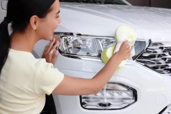 Νεαρή Γυναίκα Πλένει Αυτοκίνητο Σαπουνόφουσκες — Φωτογραφία Αρχείου