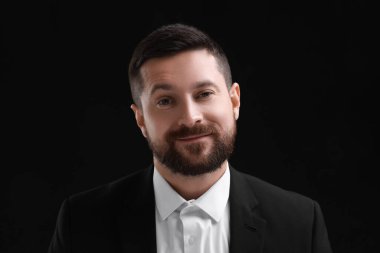 Kişilik konsepti. Siyah arka planda yakışıklı bir adamın portresi