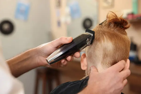美容院 クローズアップで男の子の髪を切るプロの美容師 — ストック写真