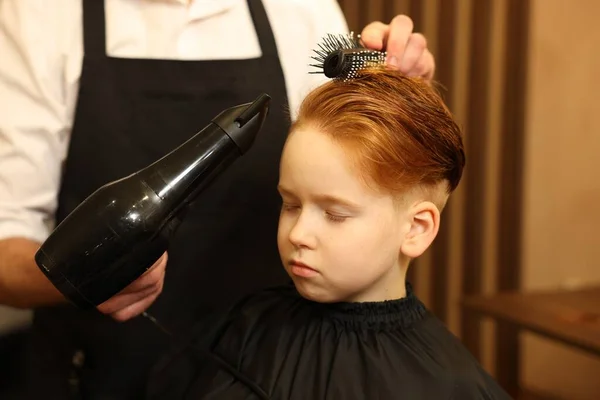 美容院 クローズアップのプロの美容院の男の子の髪を乾燥させる — ストック写真
