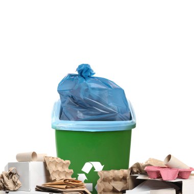 Çöplerle dolu plastik torba beyaz arka planda çöplerle çevrili.