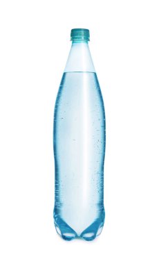 Beyaza izole edilmiş temiz su dolu bir plastik şişe.