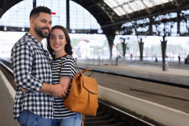 Uzun mesafeli ilişki. Tren istasyonu platformunda güzel bir çift, mesaj için yer