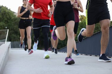 Dışarıya koşan bir grup insan, yakın çekim.