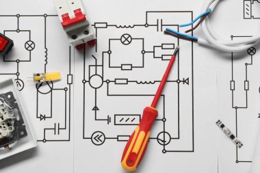 Elektrik teçhizatı ve kablo şeması üzerinde tornavida, düz konum