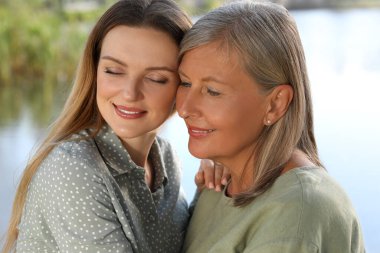 Mutlu anne ve kızın aile portresi. Birlikte dışarıda vakit geçiriyorlar. Kapalı kapılar ardında.