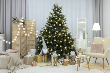 Güzel Noel ağacı, hediye kutuları ve şenlikli odada koltuk. İç tasarım