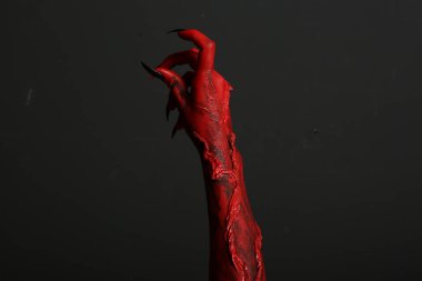 Siyah arka planda korkunç bir canavar, yakın plan. Cadılar Bayramı karakteri