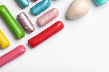 Beyaz arka planda bir sürü lezzetli balonlu diş eti var. Metin için boşluk