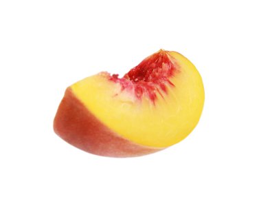 Olgun şeftali dilimi beyaza izole edilmiş.