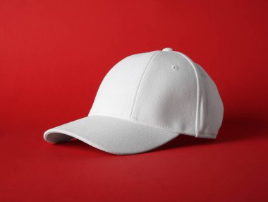 Kırmızı arkaplanda şık beyaz beyzbol şapkası