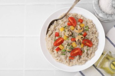 Sebzeli arpa lapası ve beyaz fayanslı masada servis edilen mikro yeşillikler. Metin için boşluk