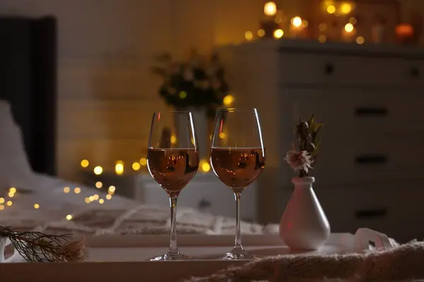 Glas Wijn Slaapkamer Versierd Voor Romantische Avond — Stockfoto