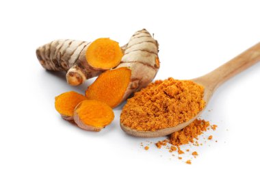 Beyaz üzerine izole edilmiş aromatik zerdeçal tozu ve ham kökleri olan kaşık.