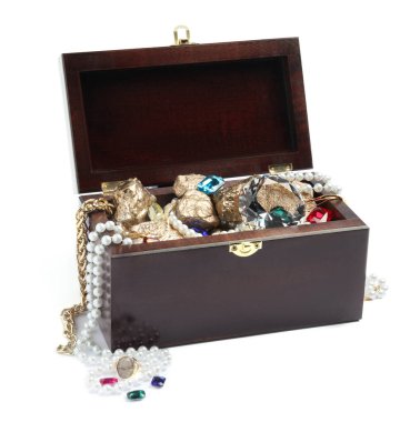 ahşap göğüs üzerinde beyaz izole hazineleri ile