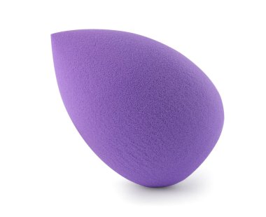 Bir mor makyaj süngeri beyaza izole edilmiş.