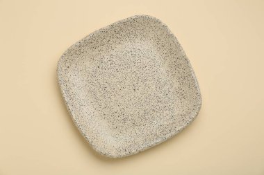 Bej arka planda güzel seramik plaka, üst manzara