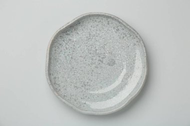 Açık gri zemin üzerinde güzel seramik plaka, üst manzara