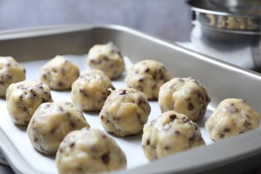 Çiğ çikolatalı kurabiye toplarıyla pişirme tavası, yakın plan.