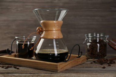 Kahveli ve fasulyeli cam kimya kahve makinesi.