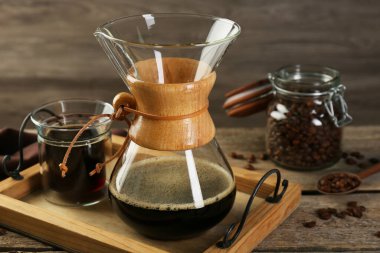 Cam kimya kahve makinesi, kahve ve fasulye, ahşap masa, yakın plan.