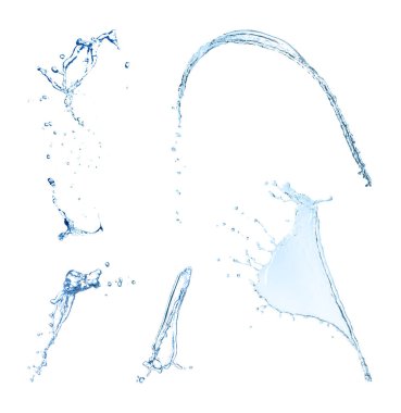 Beyazlar üzerinde izole edilmiş saf su damlaları.