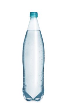 Beyaza izole edilmiş temiz su dolu bir plastik şişe.