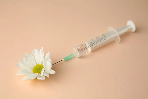 Медичний Шприц Красива Квітка Хризантеми Бежевому Фоні Крупним Планом — стокове фото