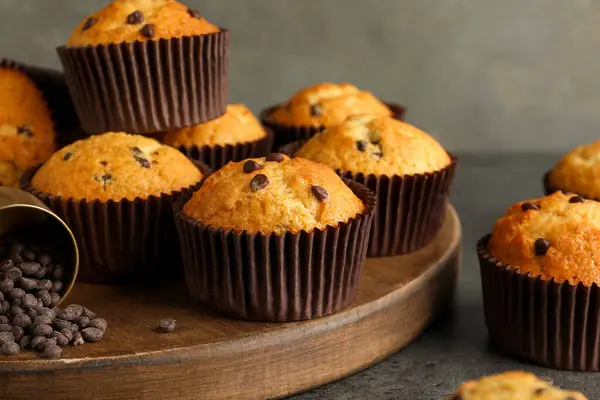 Leckere Frisch Gebackene Muffins Mit Schokoladenchips Auf Grauem Tisch Nahaufnahme — Stockfoto