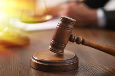 Hukuk ve adalet. Tahta masada çalışan yargıç tokmağa odaklansın.